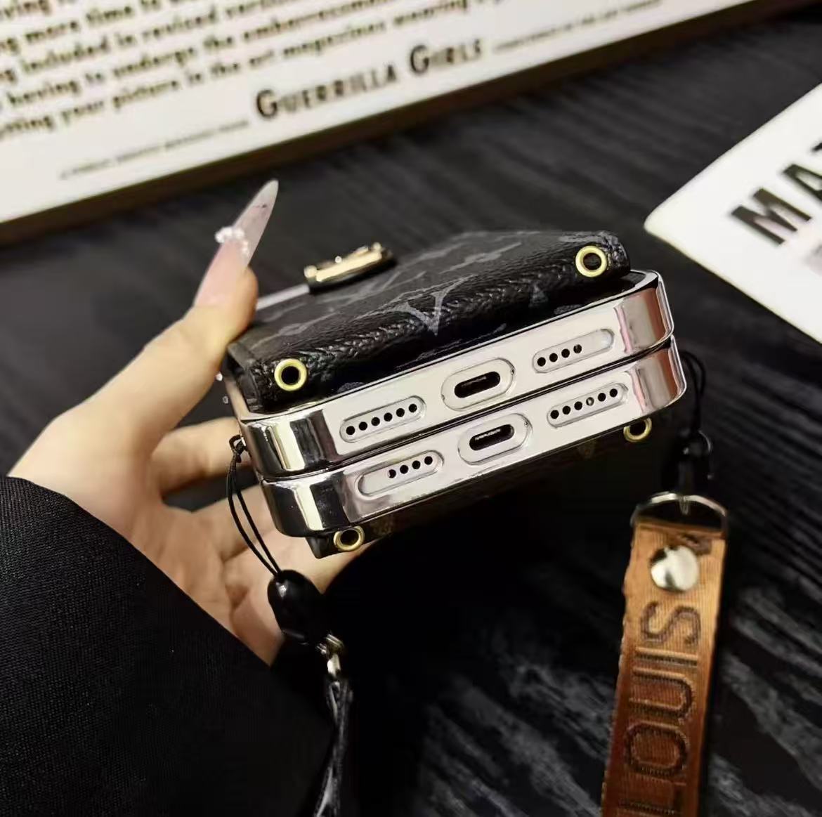 スマホケース  高級感カードホルダー付き  ダブルV  ストラップ付き  耐衝撃・防振性能に優れ、高級感あふれるスマホケースで、iPhone13~16 に対応