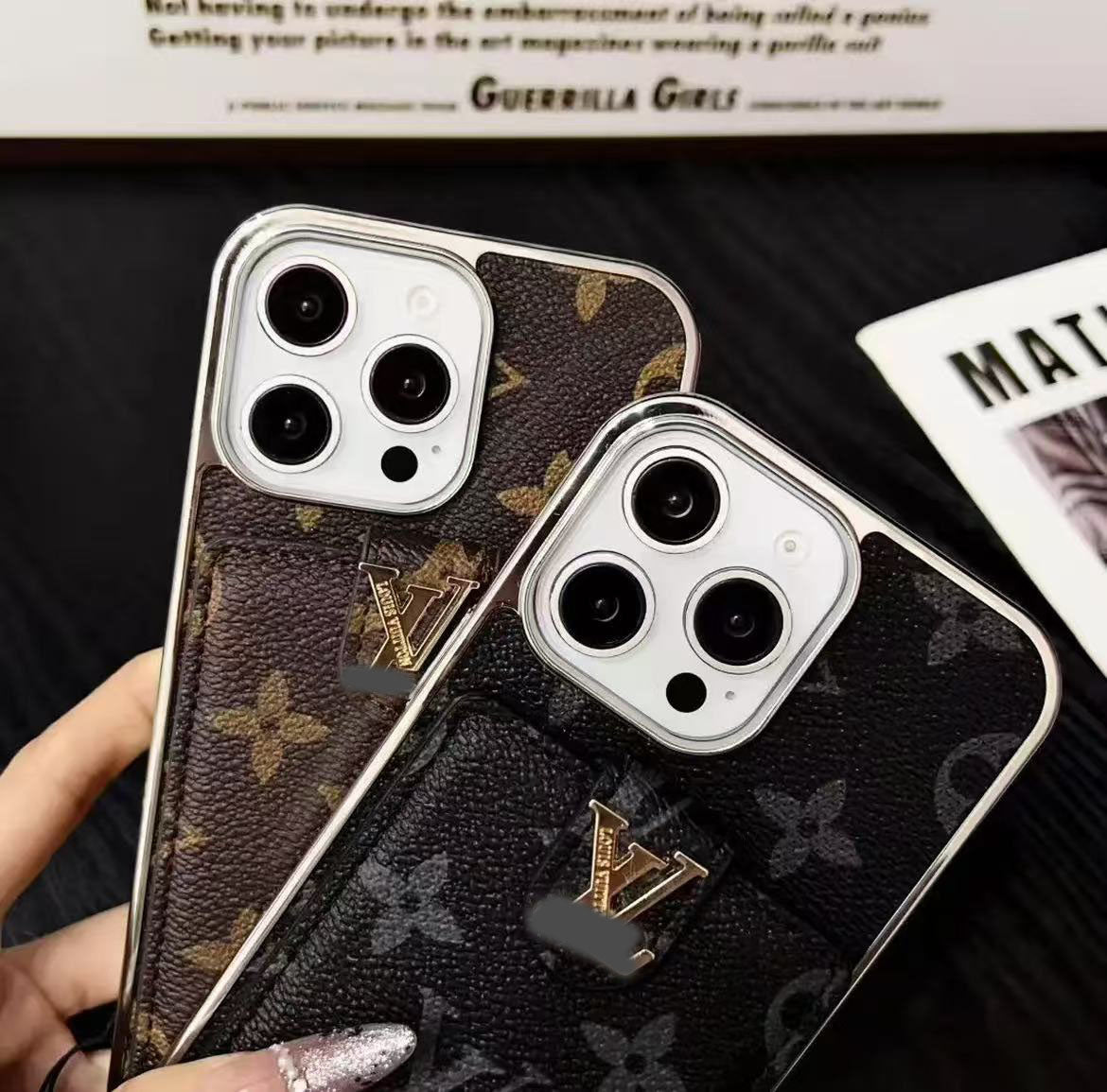 スマホケース  高級感カードホルダー付き  ダブルV  ストラップ付き  耐衝撃・防振性能に優れ、高級感あふれるスマホケースで、iPhone13~16 に対応