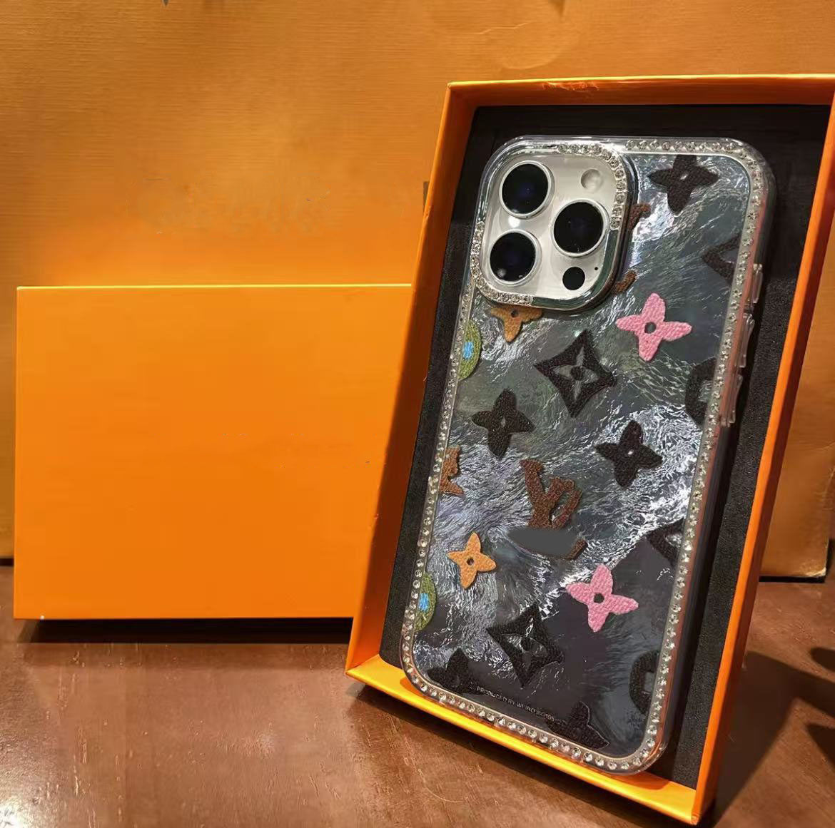 スマホケース  高級感レーザー光 ダブルV    耐衝撃・防振性能に優れ、高級感あふれるスマホケースで、iPhone13~16 に対応