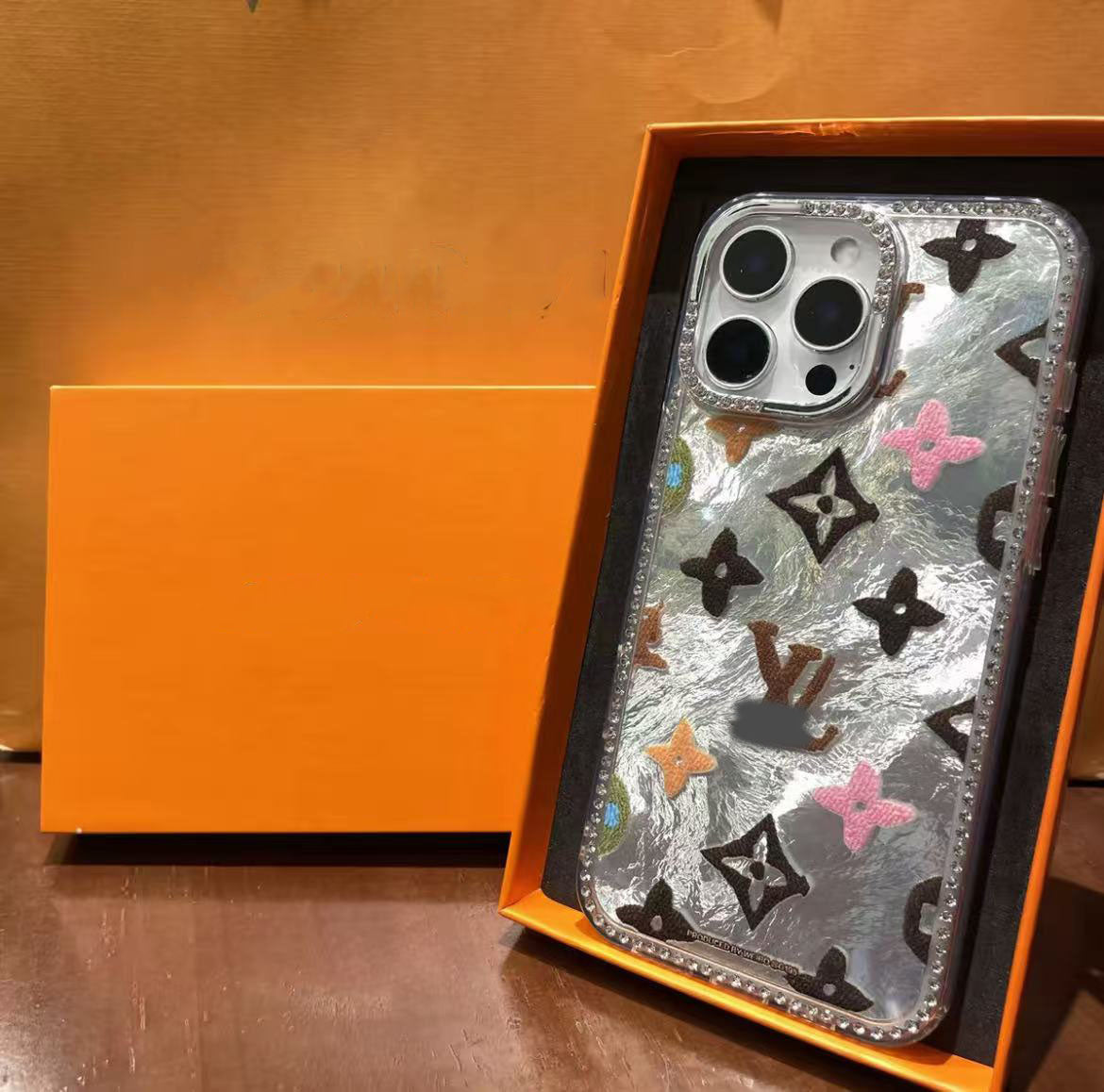 スマホケース  高級感レーザー光 ダブルV    耐衝撃・防振性能に優れ、高級感あふれるスマホケースで、iPhone13~16 に対応