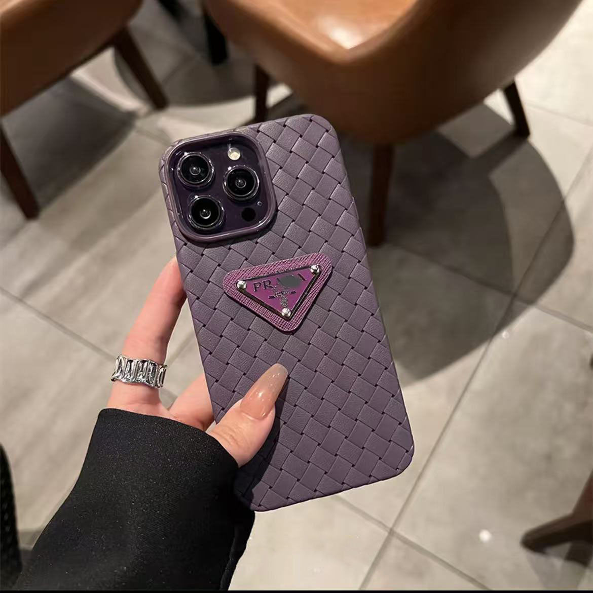 スマホケース  高級感編み柄  ダブルPRA**   耐衝撃・防振性能に優れ、高級感あふれるスマホケースで、iPhone12~17 に対応