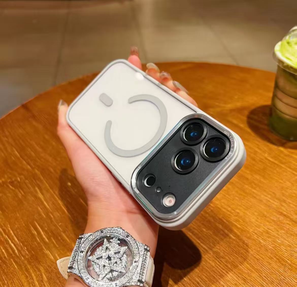 スマホケース  メタルレンズ マグネットスマホケース  耐衝撃・防振性能に優れ、高級感あふれるスマホケースで、iPhone 11~17 に対応