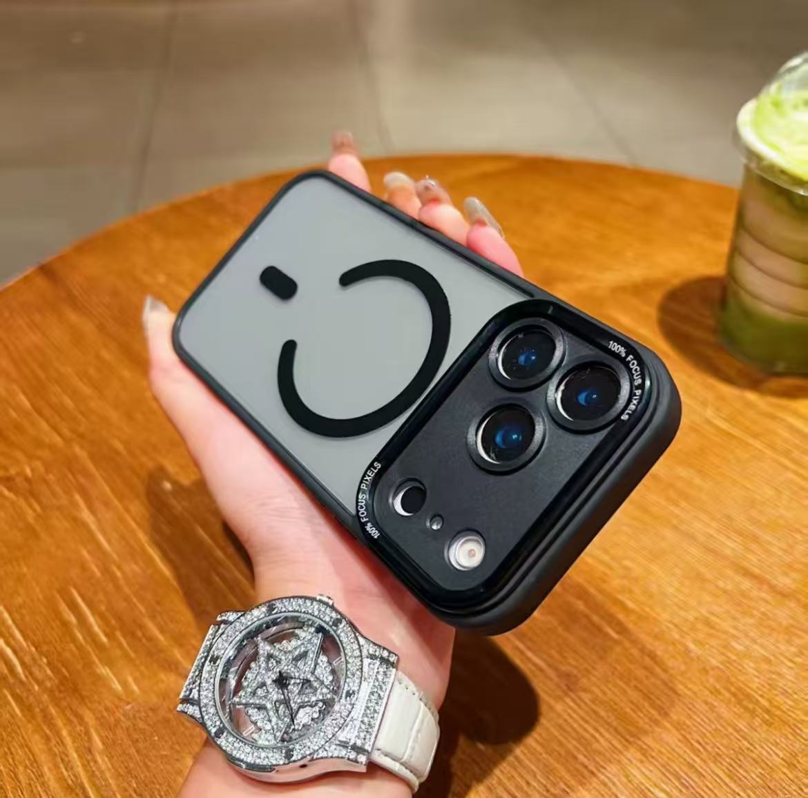 スマホケース  メタルレンズ マグネットスマホケース  耐衝撃・防振性能に優れ、高級感あふれるスマホケースで、iPhone 11~17 に対応