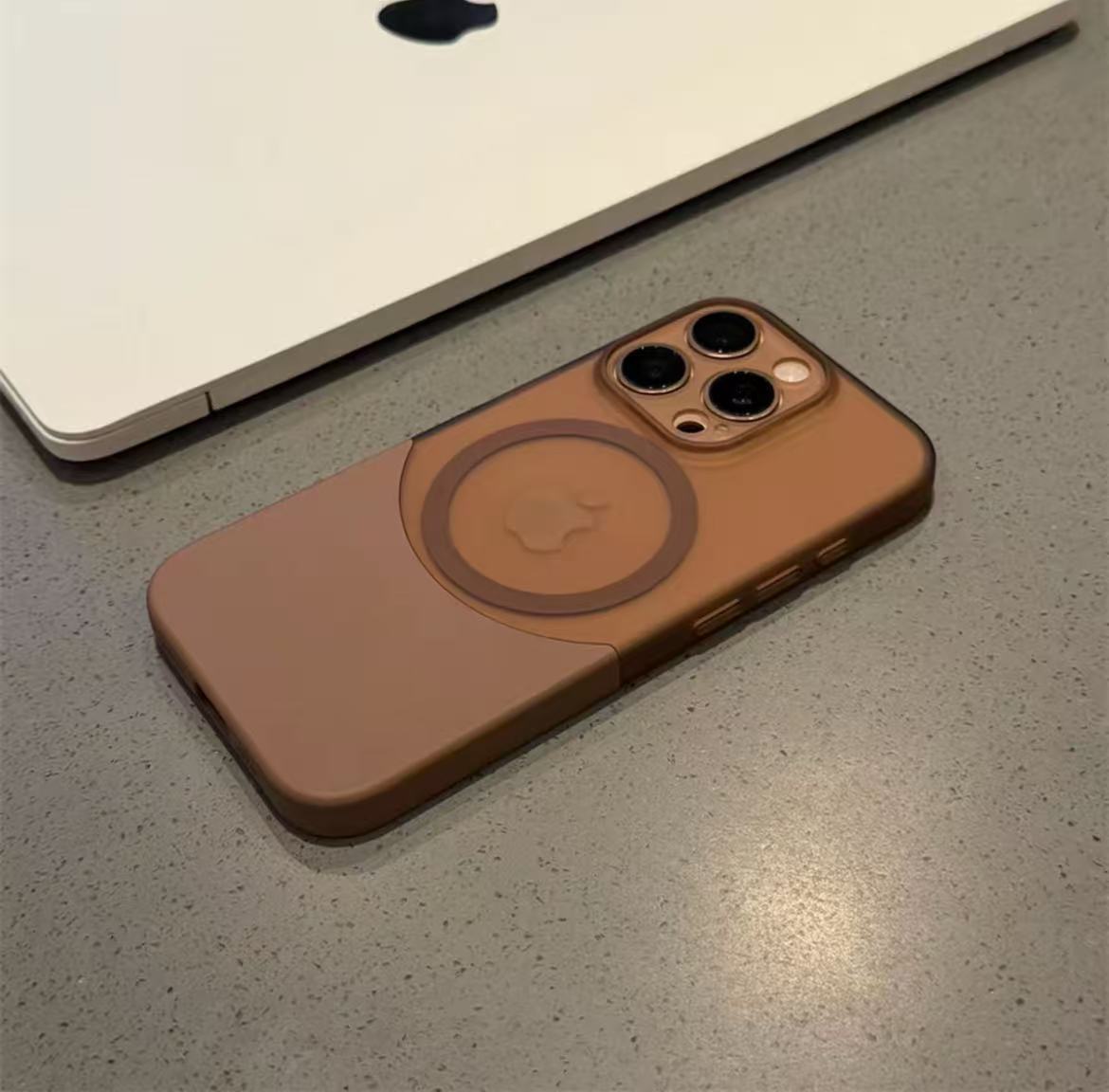 スマホケース  プリズムカット プレミアムマグネットスマホケース  耐衝撃・防振性能に優れ、高級感あふれるスマホケースで、iPhone 11~17 に対応