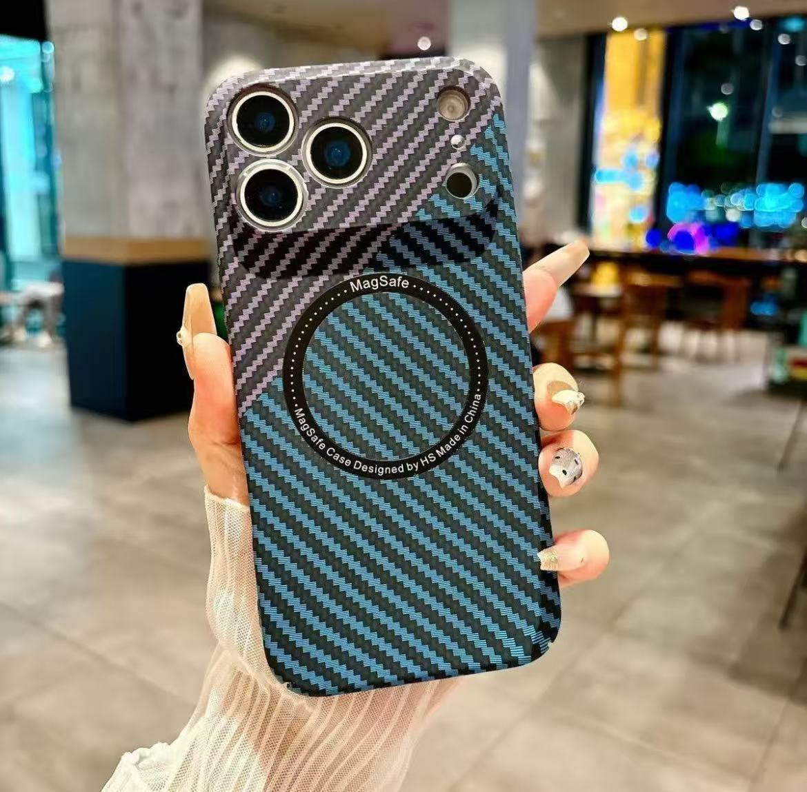 スマホケース  カーボンファイバー柄 プレミアムマグネットスマホケース  耐衝撃・防振性能に優れ、高級感あふれるスマホケースで、iPhone 11~17 に対応