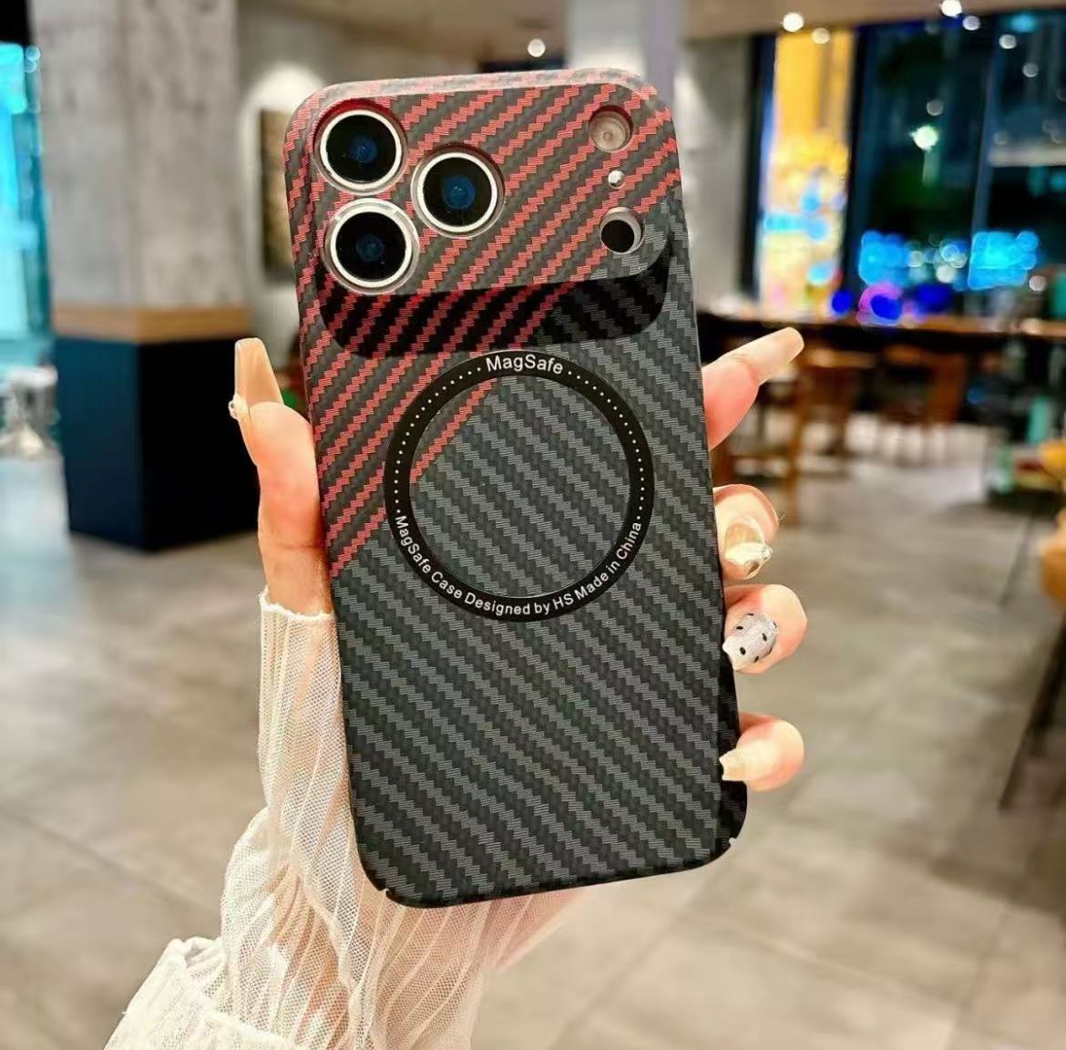 スマホケース  カーボンファイバー柄 プレミアムマグネットスマホケース  耐衝撃・防振性能に優れ、高級感あふれるスマホケースで、iPhone 11~17 に対応