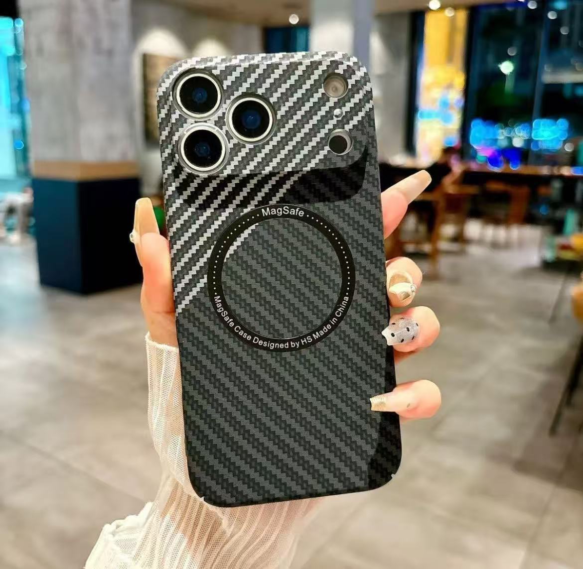 スマホケース  カーボンファイバー柄 プレミアムマグネットスマホケース  耐衝撃・防振性能に優れ、高級感あふれるスマホケースで、iPhone 11~17 に対応