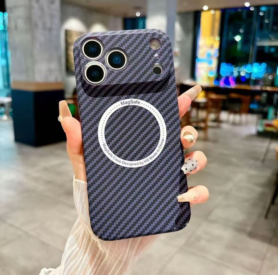 スマホケース  カーボンファイバー柄 プレミアムマグネットスマホケース  耐衝撃・防振性能に優れ、高級感あふれるスマホケースで、iPhone 11~17 に対応