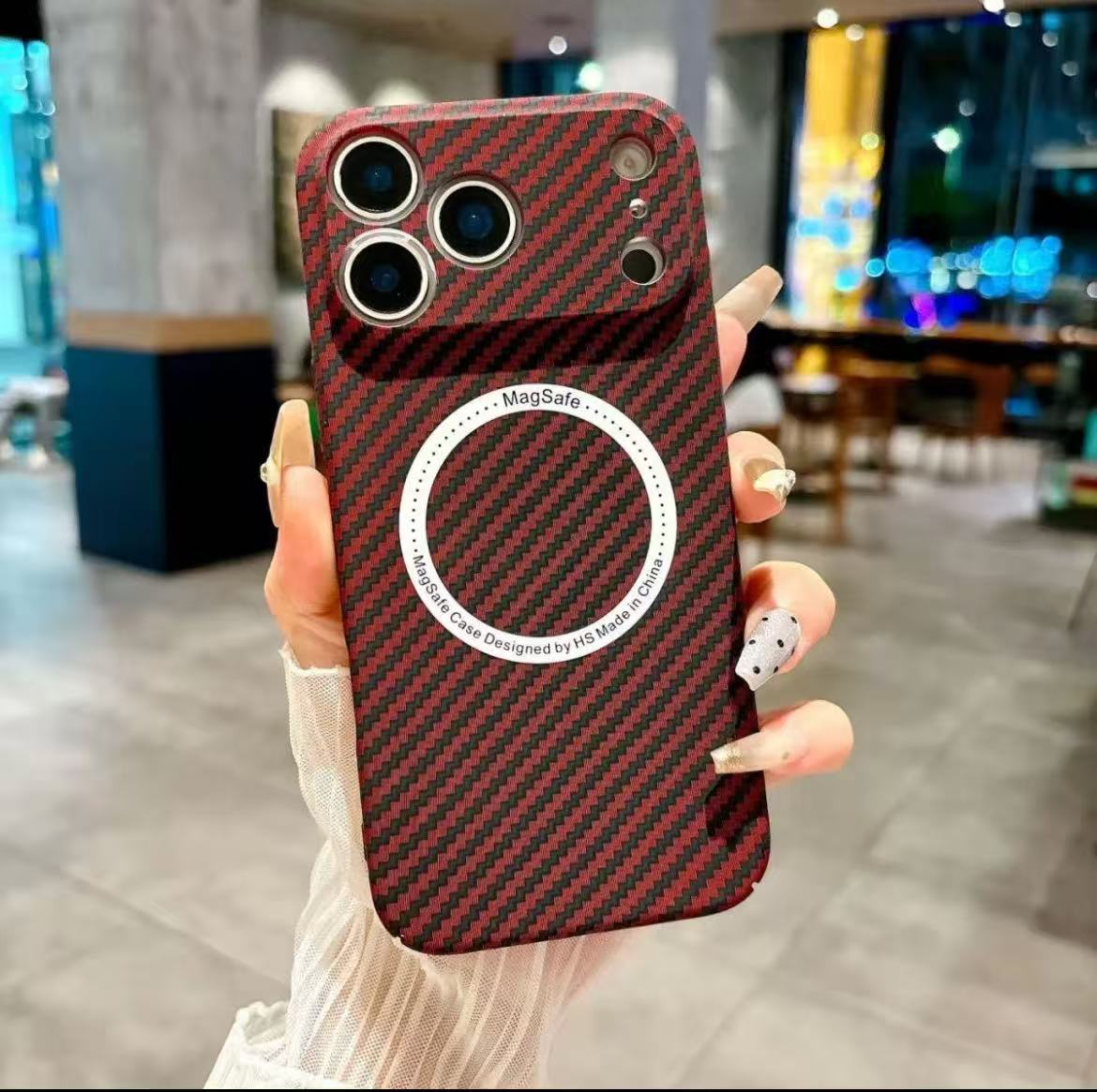 スマホケース  カーボンファイバー柄 プレミアムマグネットスマホケース  耐衝撃・防振性能に優れ、高級感あふれるスマホケースで、iPhone 11~17 に対応