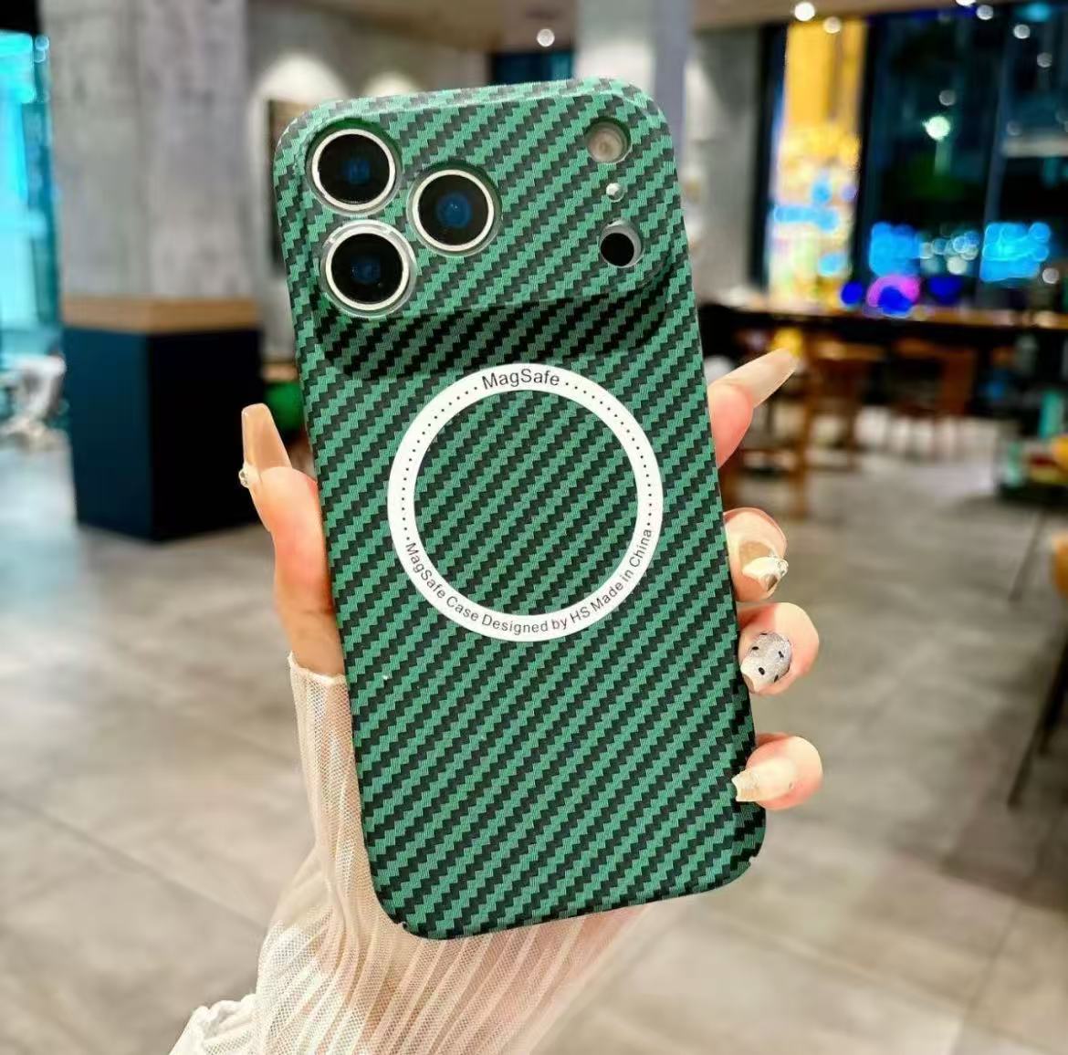 スマホケース  カーボンファイバー柄 プレミアムマグネットスマホケース  耐衝撃・防振性能に優れ、高級感あふれるスマホケースで、iPhone 11~17 に対応