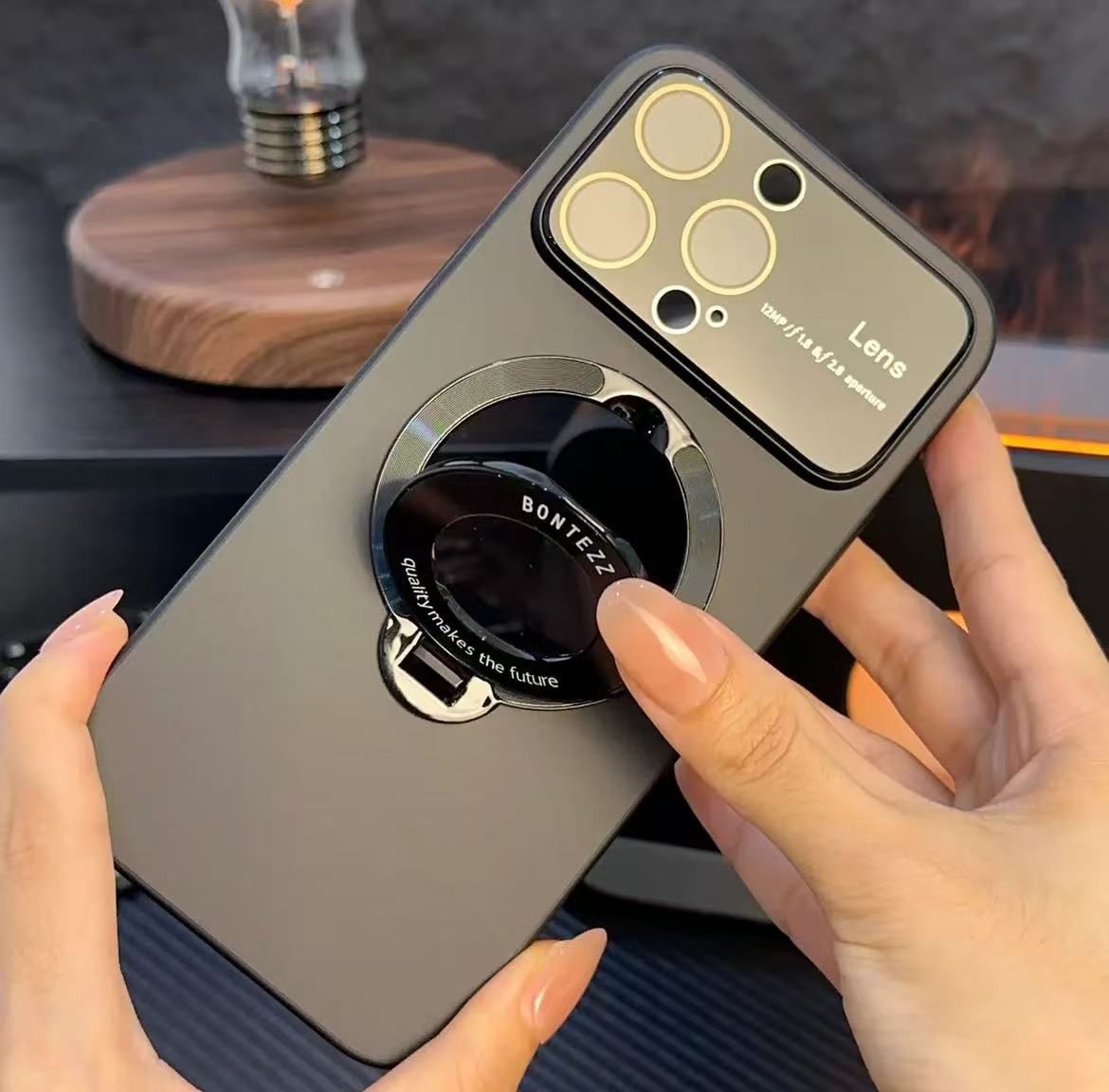 スマホケース  大ウィンドウ & スタンド付き プレミアムマグネットスマホケース  耐衝撃・防振性能に優れ、高級感あふれるスマホケースで、iPhone 11~17 に対応