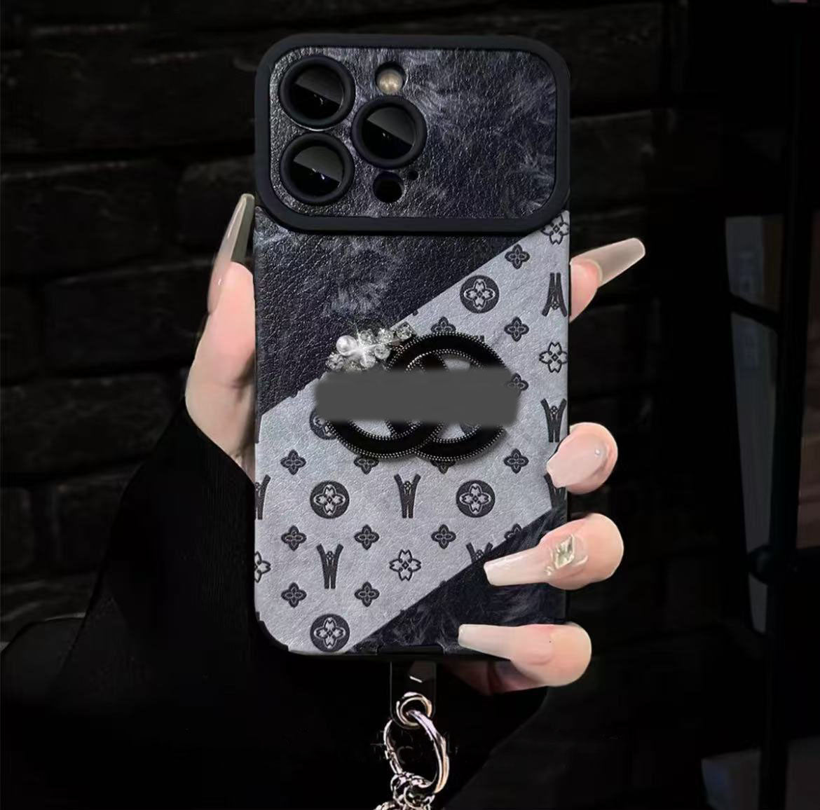 スマホケース 高級感ブレスレットを付き ダブルC 耐衝撃・防振性能に優れ、高級感あふれるスマホケースで、iPhone11~17 に対応