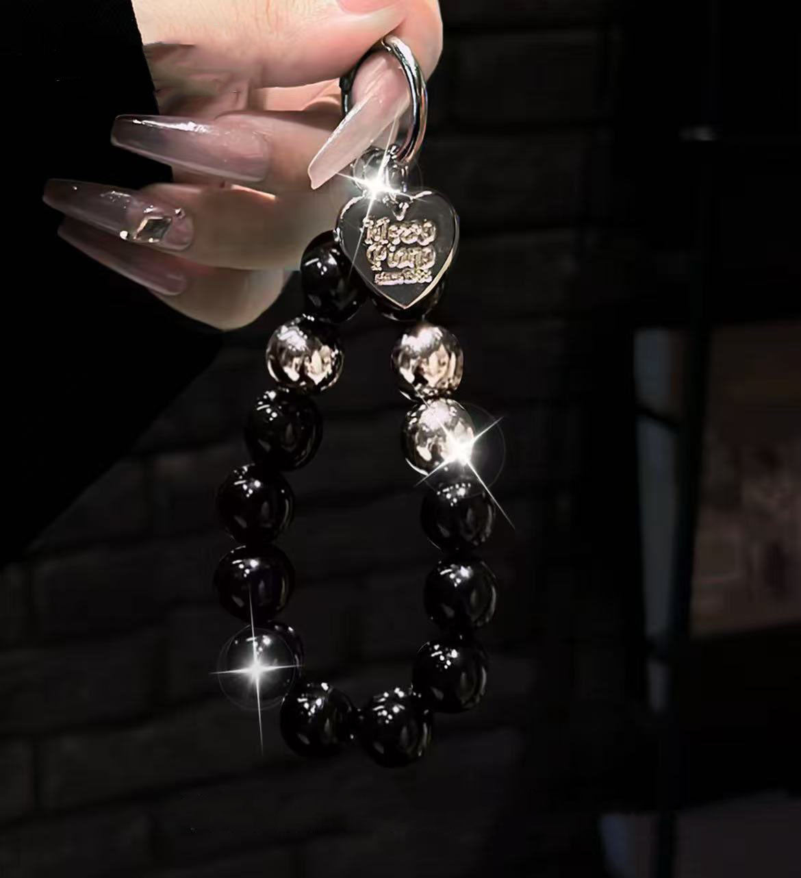 スマホケース 高級感ブレスレットを付き ダブルC 耐衝撃・防振性能に優れ、高級感あふれるスマホケースで、iPhone11~17 に対応