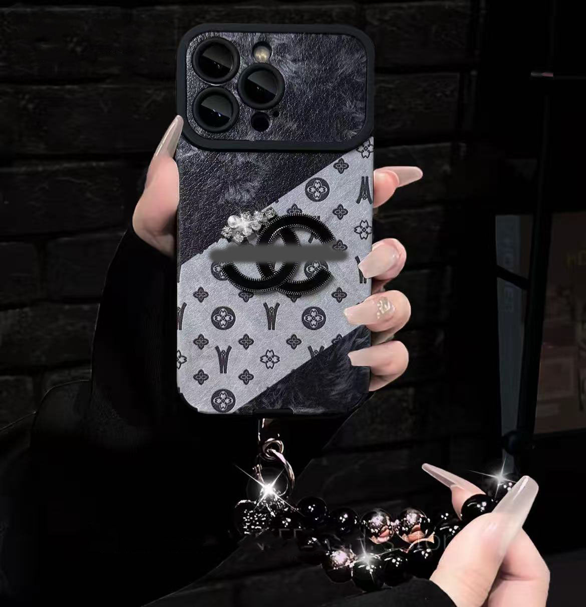 スマホケース 高級感ブレスレットを付き ダブルC 耐衝撃・防振性能に優れ、高級感あふれるスマホケースで、iPhone11~17 に対応