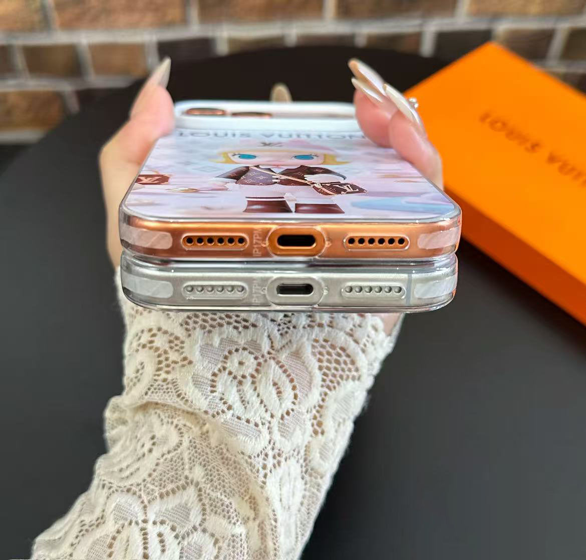 スマホケース  高級感カップルケース  ダブルV  耐衝撃・防振性能に優れ、高級感あふれるスマホケースで、iPhone12~17 に対応