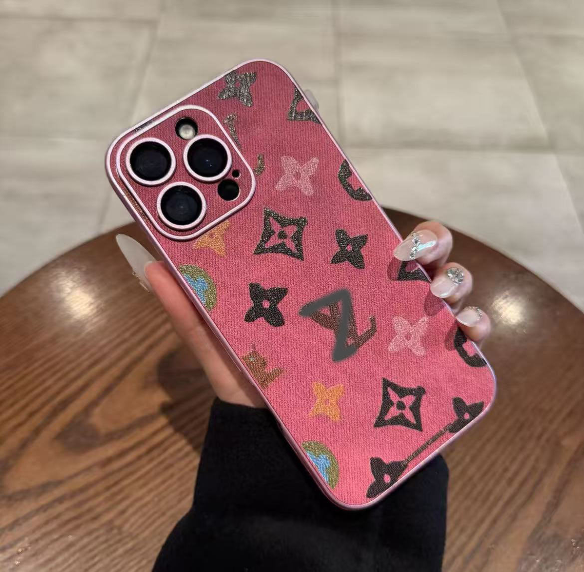 スマホケース  革製手描き風 高級感  ダブルV 耐衝撃・防振性能に優れ、高級感あふれるスマホケースで、iPhone11~17に対応