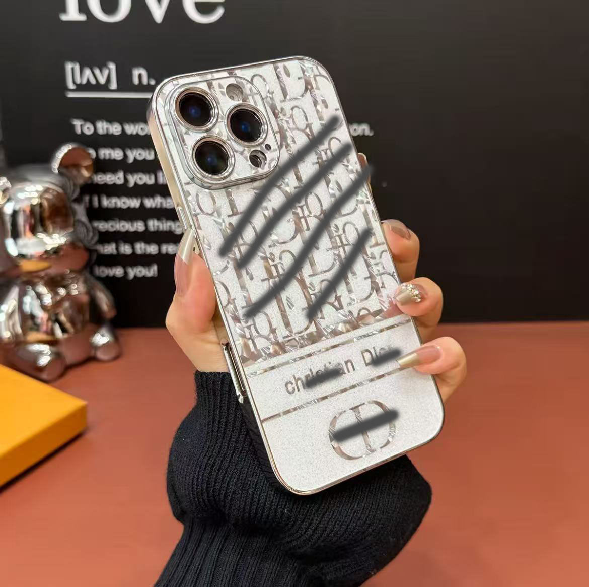 スマホケース  高級感  ダブルDi**  耐衝撃・防振性能に優れ、高級感あふれるスマホケースで、iPhone12~16に対応