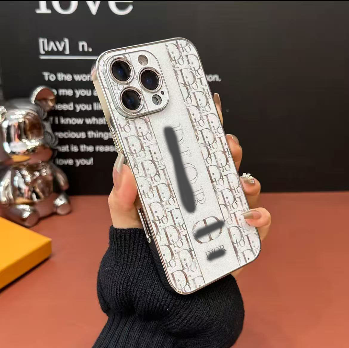 スマホケース  高級感  ダブルDi**  耐衝撃・防振性能に優れ、高級感あふれるスマホケースで、iPhone12~16に対応