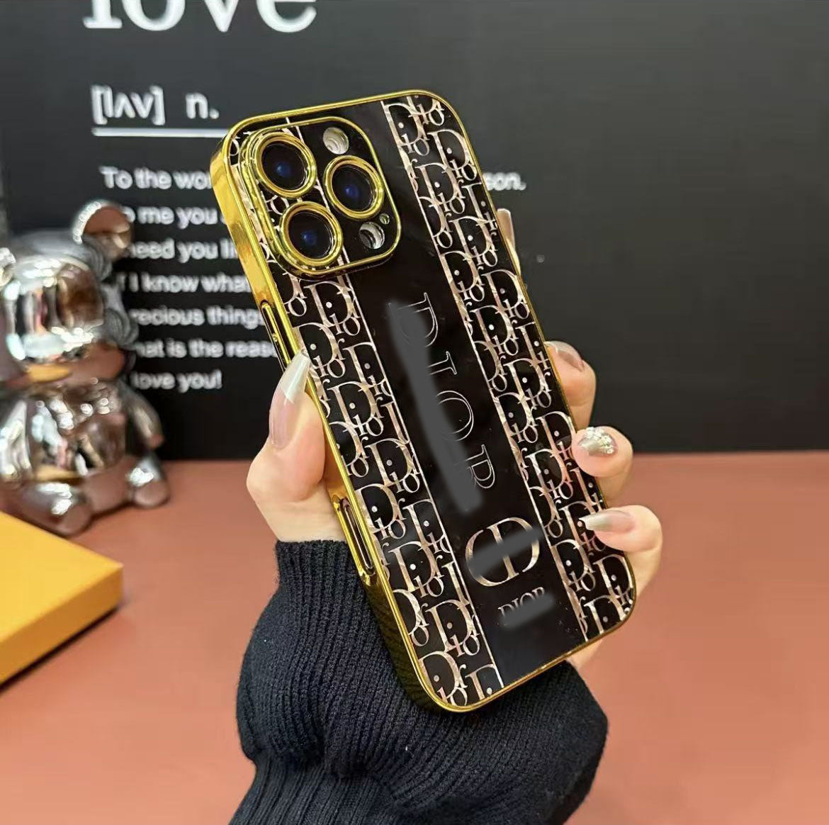 スマホケース  高級感  ダブルDi**  耐衝撃・防振性能に優れ、高級感あふれるスマホケースで、iPhone12~16に対応