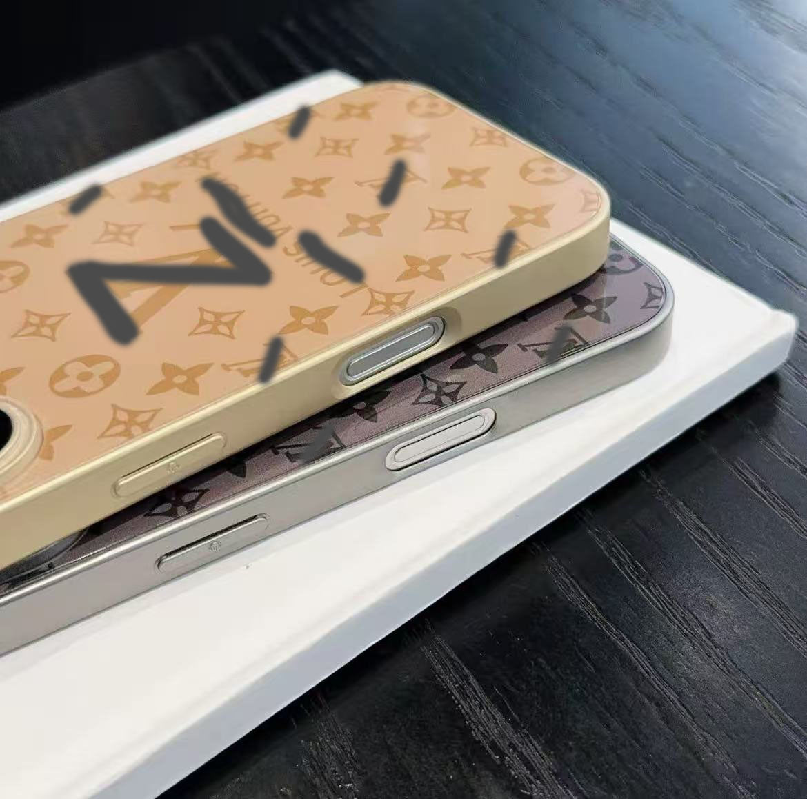 スマホケース  高級感強化ガラス製  ダブルV  耐衝撃・防振性能に優れ、高級感あふれるスマホケースで、iPhone12~16 に対応