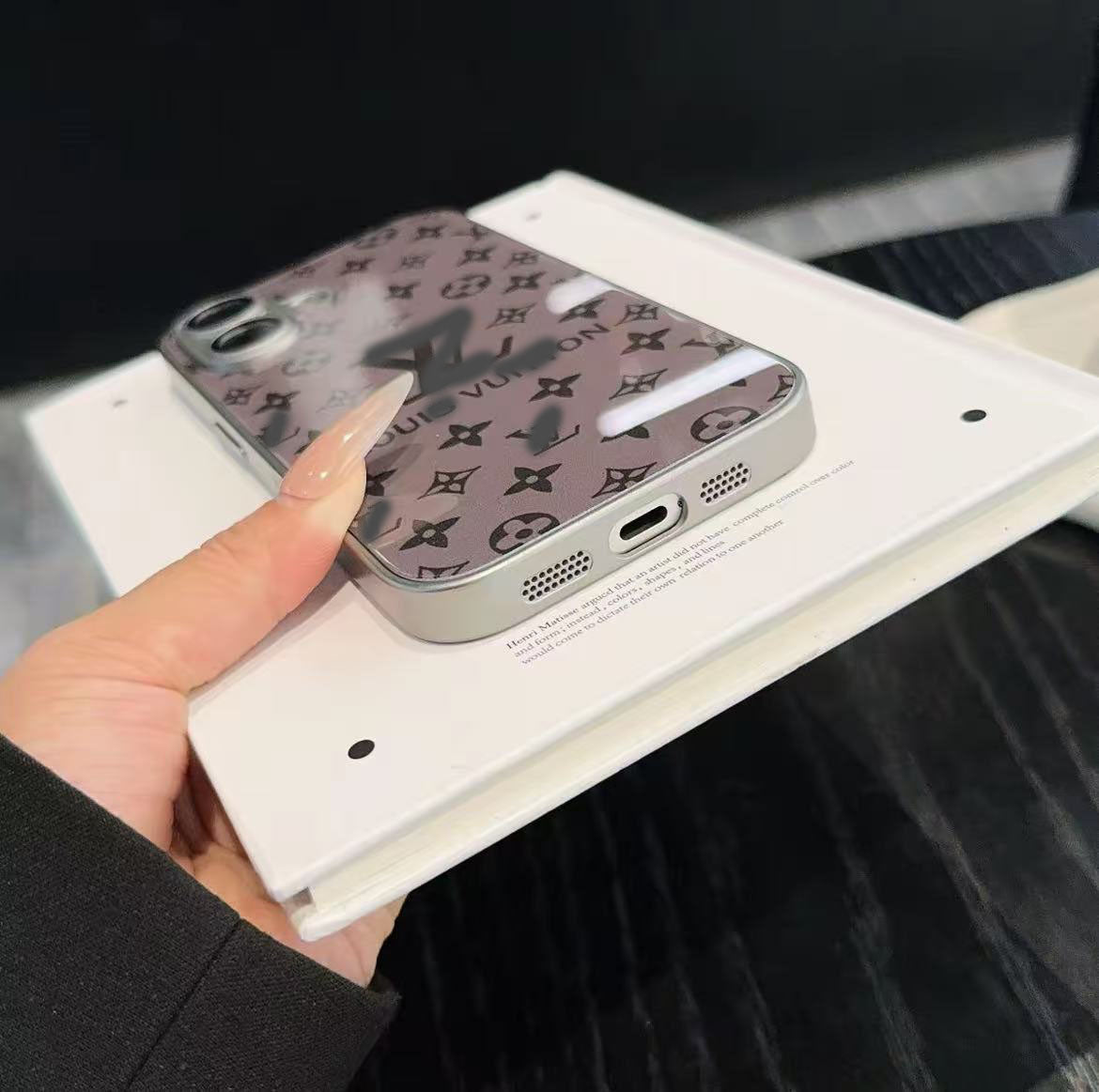 スマホケース  高級感強化ガラス製  ダブルV  耐衝撃・防振性能に優れ、高級感あふれるスマホケースで、iPhone12~16 に対応