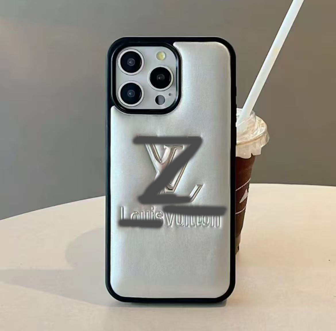 スマホケース  高級感プリーツ加工  ダブルV  耐衝撃・防振性能に優れ、高級感あふれるスマホケースで、iPhone13~17 に対応