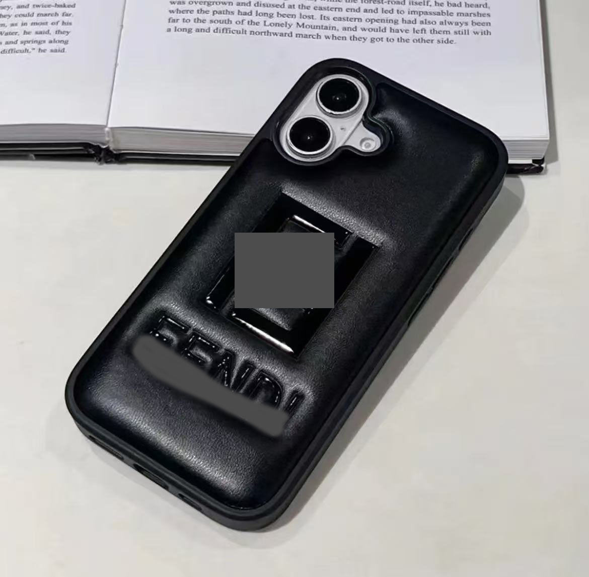 スマホケース  高級感プリーツ加工  ダブルF  耐衝撃・防振性能に優れ、高級感あふれるスマホケースで、iPhone13~17 に対応