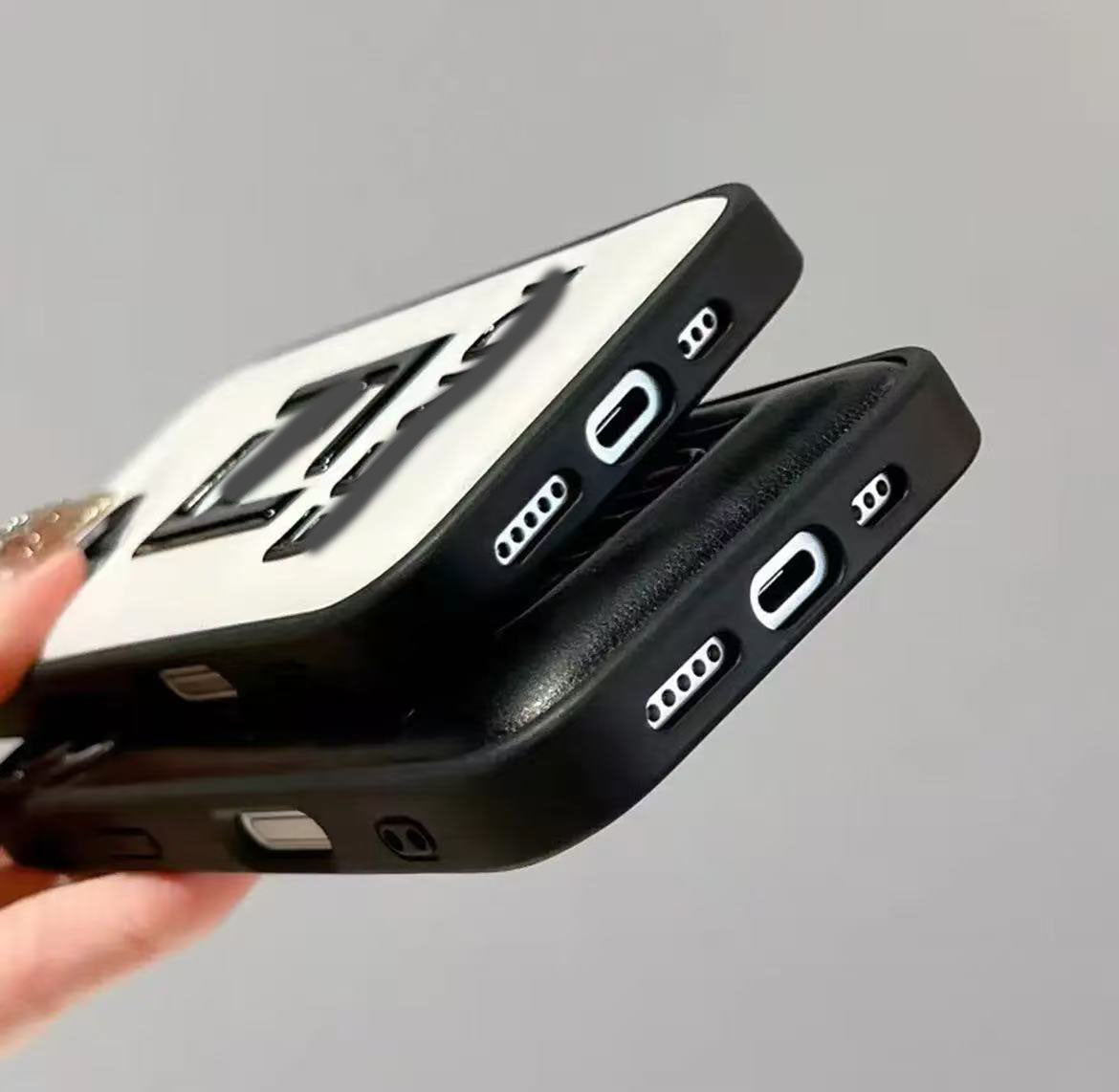 スマホケース  高級感プリーツ加工  ダブルF  耐衝撃・防振性能に優れ、高級感あふれるスマホケースで、iPhone13~17 に対応