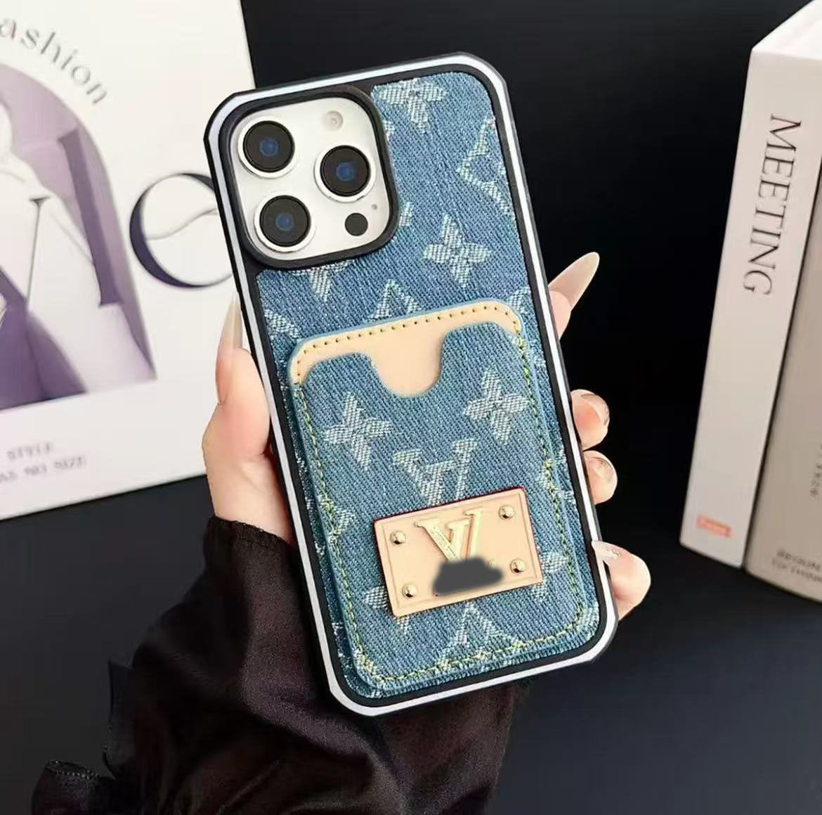 スマホケース  高級感デニムの雰囲気カードホルダー付き  ダブルV  耐衝撃・防振性能に優れ、高級感あふれるスマホケースで、iPhone12~17 に対応