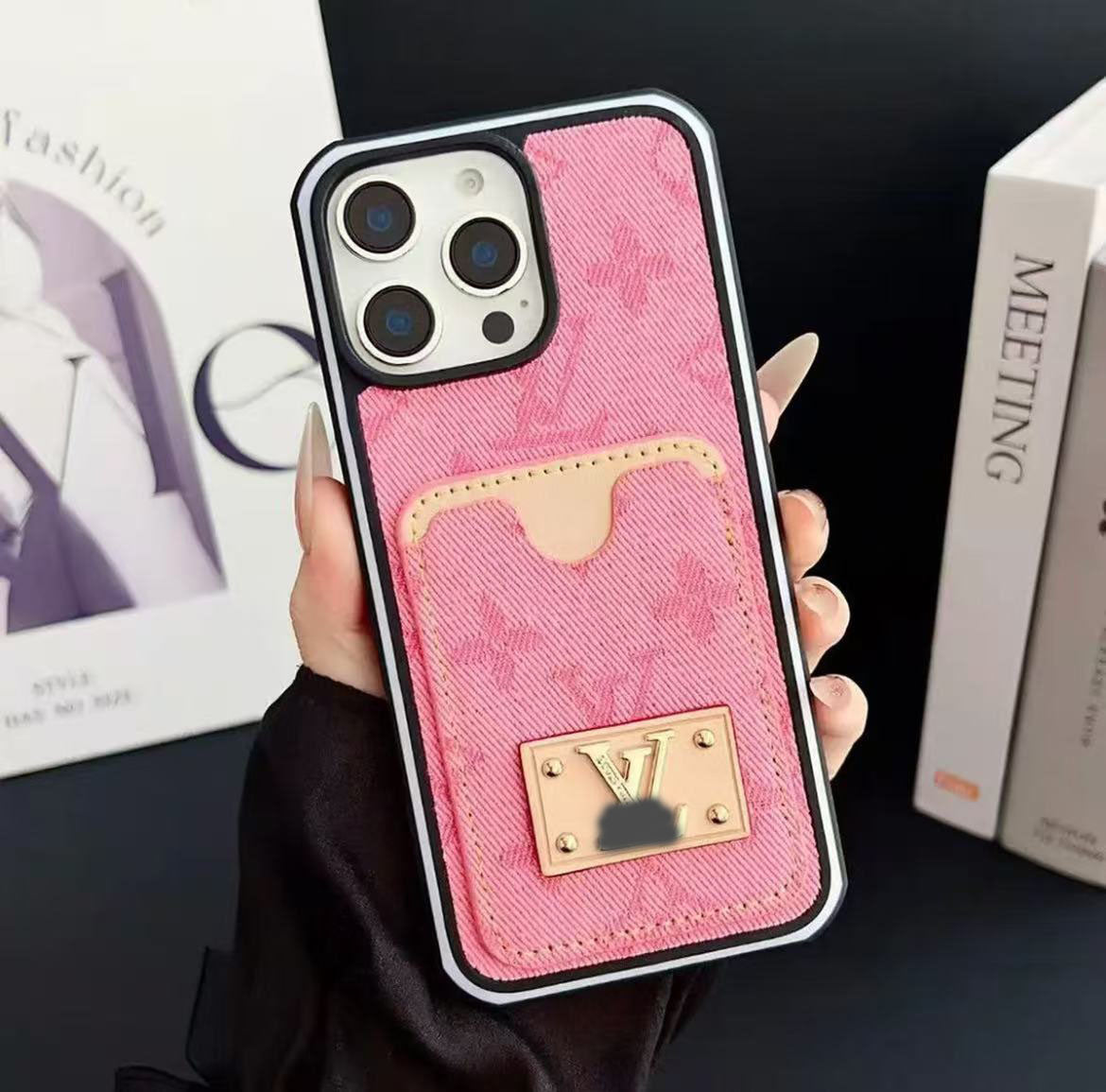 スマホケース  高級感デニムの雰囲気カードホルダー付き  ダブルV  耐衝撃・防振性能に優れ、高級感あふれるスマホケースで、iPhone12~17 に対応