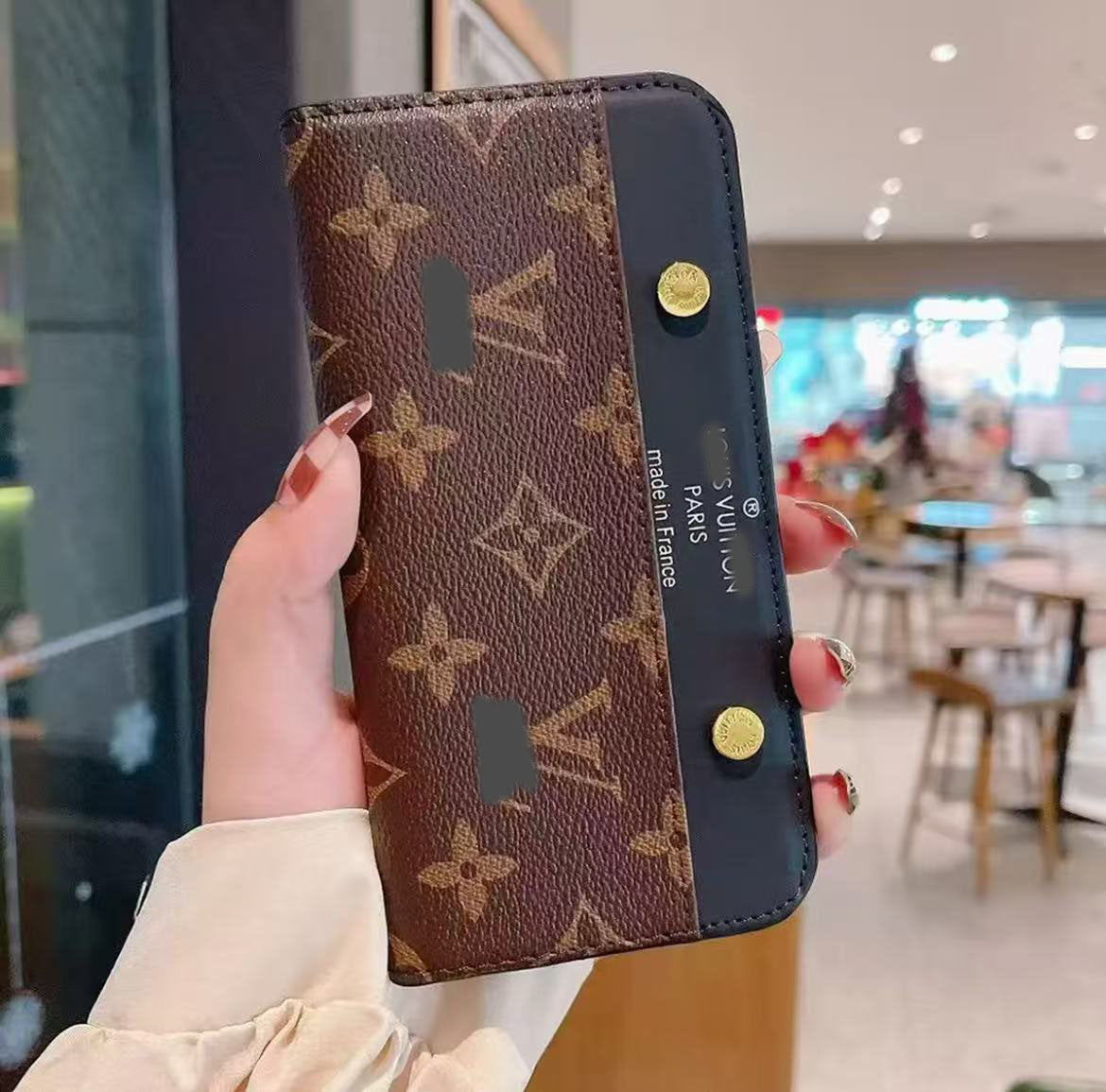 スマホケース  高級感手帳型スマホケース  ダブルV  耐衝撃・防振性能に優れ、高級感あふれるスマホケースで、iPhone12~17 に対応