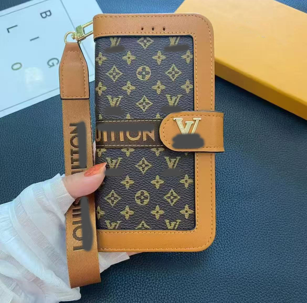 スマホケース  高級感手帳型スマホケース  ダブルV  耐衝撃・防振性能に優れ、高級感あふれるスマホケースで、iPhone12~17 に対応