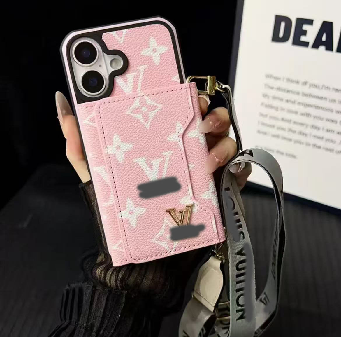 スマホケース  高級感カードホルダー付き・ストラップ付き  ダブルV  耐衝撃・防振性能に優れ、高級感あふれるスマホケースで、iPhone12~17 に対応