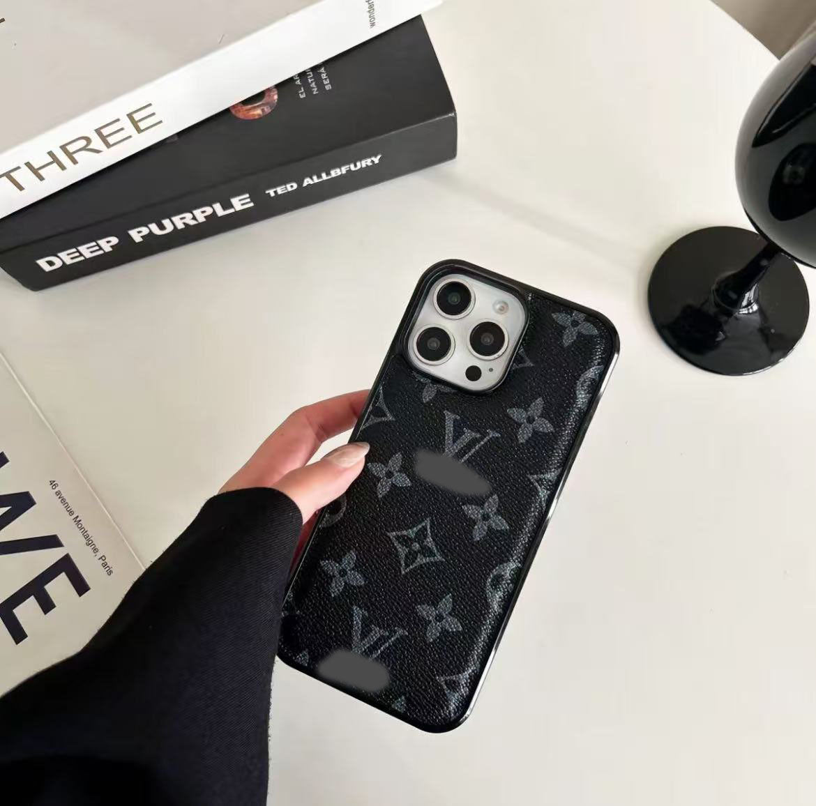 スマホケース  高級感マット質感  ダブルV  耐衝撃・防振性能に優れ、高級感あふれるスマホケースで、iPhone12~16 に対応