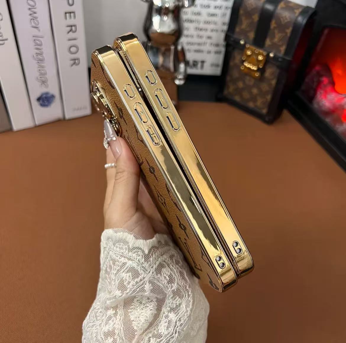 スマホケース  高級感  ダブルV  耐衝撃・防振性能に優れ、高級感あふれるスマホケースで、iPhone12~17 に対応