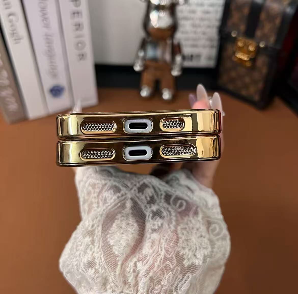 スマホケース  高級感  ダブルV  耐衝撃・防振性能に優れ、高級感あふれるスマホケースで、iPhone12~17 に対応