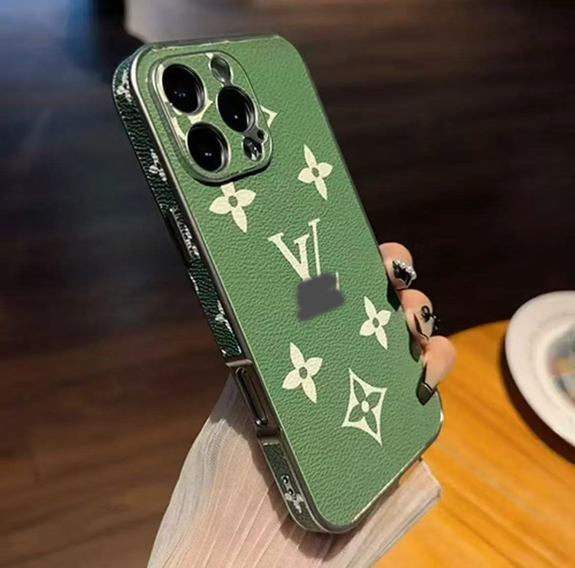 スマホケース  高級感シンプルスマホケース   ダブルV    耐衝撃・防振性能に優れ、高級感あふれるスマホケースで、iPhone12~16 に対応