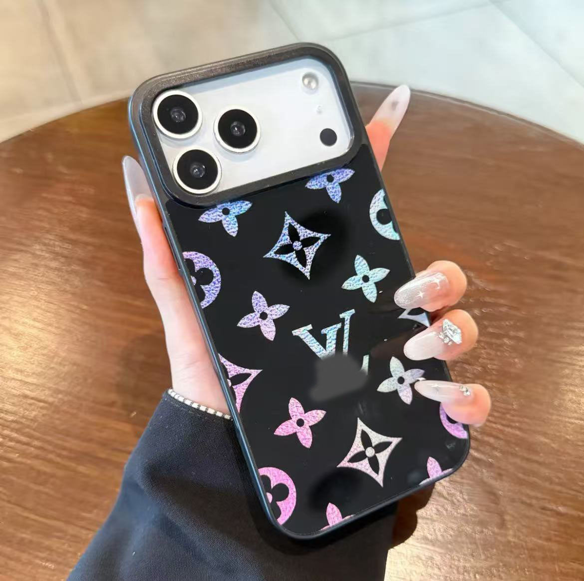 スマホケース  高級感染み出しグラデーション   ダブルV    耐衝撃・防振性能に優れ、高級感あふれるスマホケースで、iPhone13~17 に対応