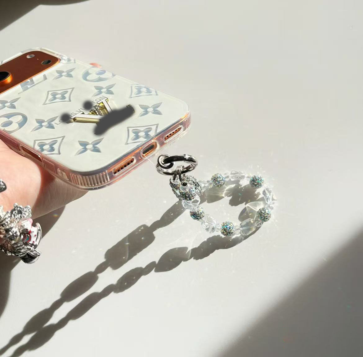 スマホケース  高級感月光白スマホケース   ダブルV    耐衝撃・防振性能に優れ、高級感あふれるスマホケースで、iPhone12~17 に対応