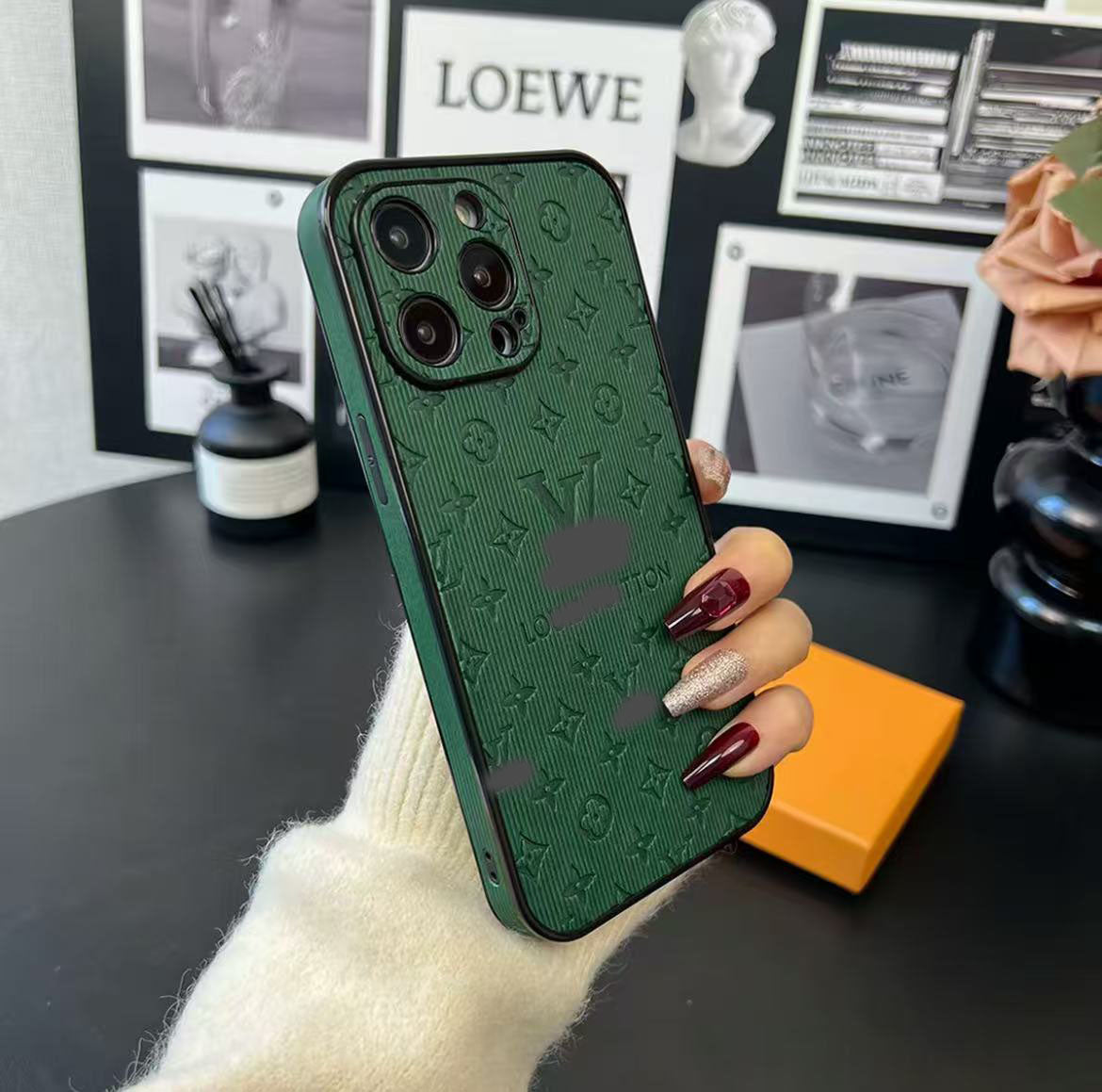 スマホケース 高級感革製 ダブルV 全8色 耐衝撃・防振性能に優れ、高級感あふれるスマホケースで、iPhone12~17 に対応