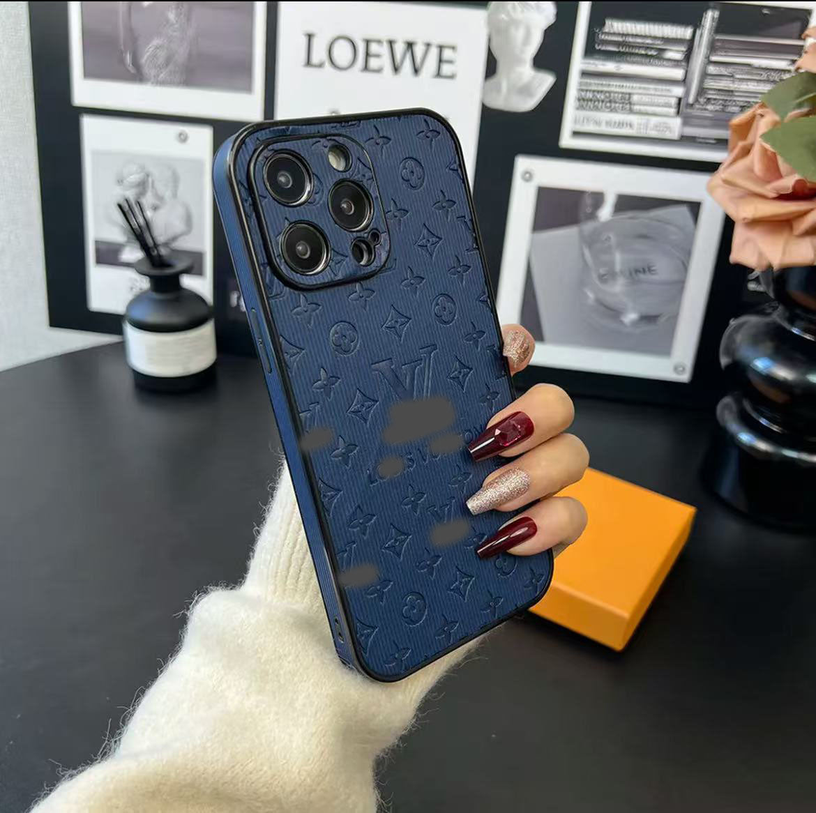 スマホケース 高級感革製 ダブルV 全8色 耐衝撃・防振性能に優れ、高級感あふれるスマホケースで、iPhone12~17 に対応