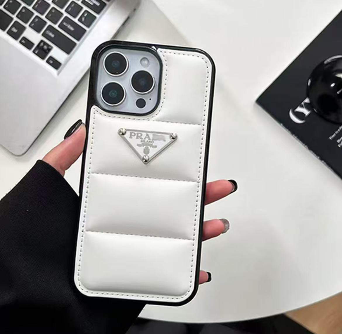 スマホケース 高級感ダウンジャケット風 PRA** 全8色 耐衝撃・防振性能に優れ、高級感あふれるスマホケースで、iPhone11~17 に対応