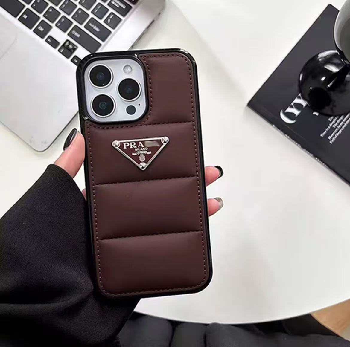 スマホケース 高級感ダウンジャケット風 PRA** 全8色 耐衝撃・防振性能に優れ、高級感あふれるスマホケースで、iPhone11~17 に対応