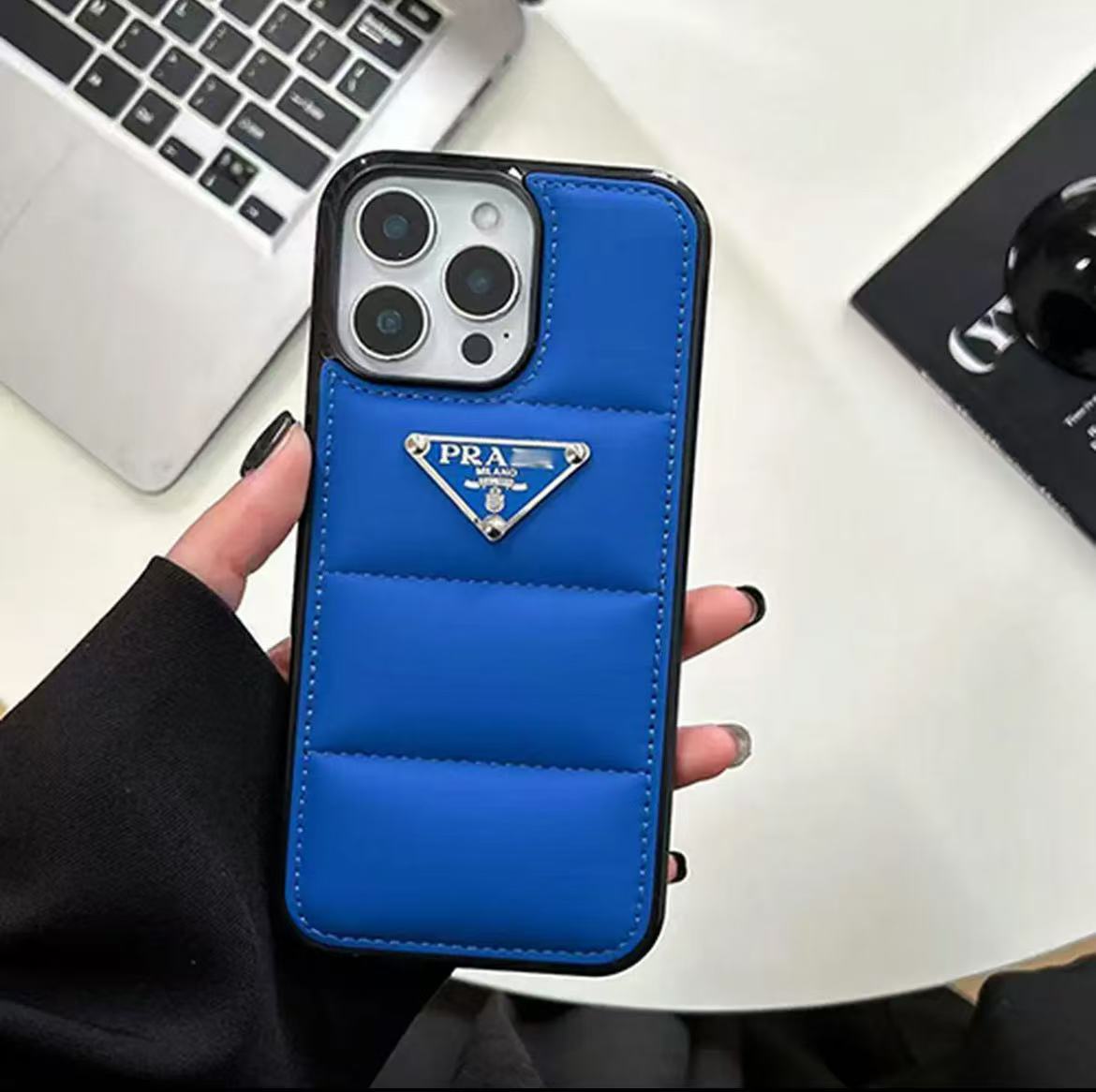 スマホケース 高級感ダウンジャケット風 PRA** 全8色 耐衝撃・防振性能に優れ、高級感あふれるスマホケースで、iPhone11~17 に対応