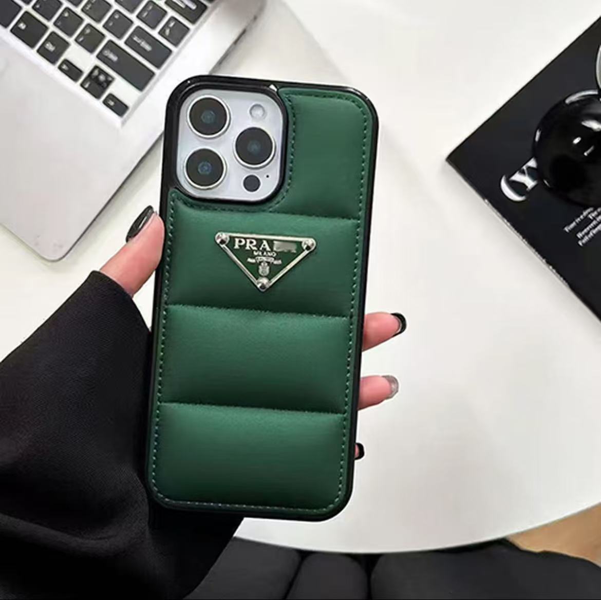 スマホケース 高級感ダウンジャケット風 PRA** 全8色 耐衝撃・防振性能に優れ、高級感あふれるスマホケースで、iPhone11~17 に対応