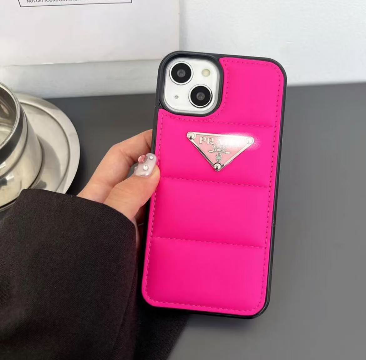 スマホケース 高級感ダウンジャケット風 PRA** 全8色 耐衝撃・防振性能に優れ、高級感あふれるスマホケースで、iPhone11~17 に対応