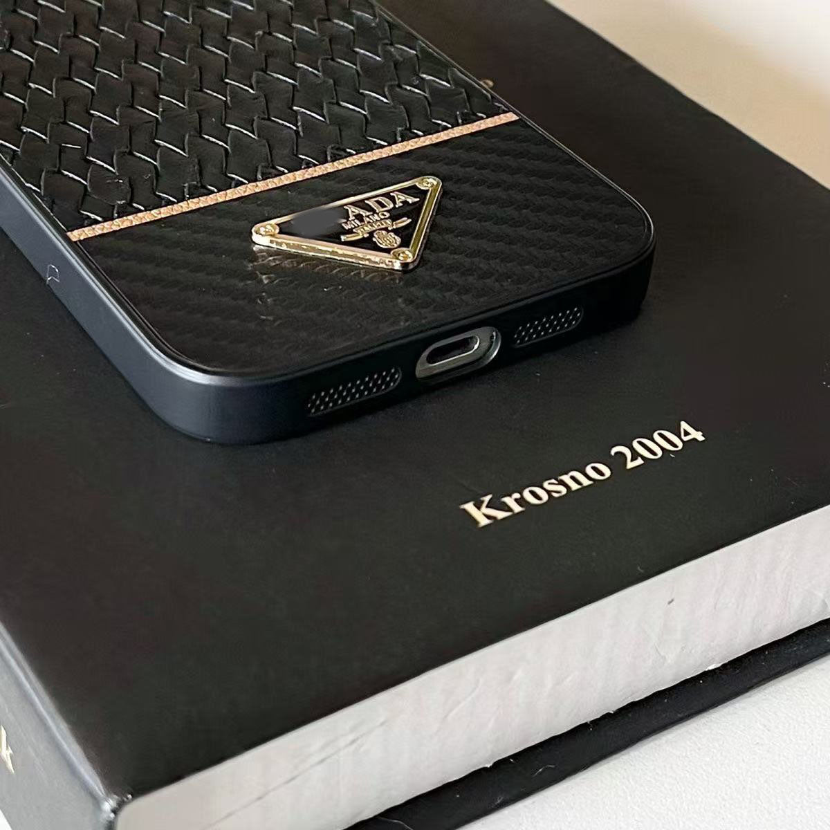 スマホケース  高級感編み目柄スマホケース   ダブルPRA**    耐衝撃・防振性能に優れ、高級感あふれるスマホケースで、iPhone12~17 に対応