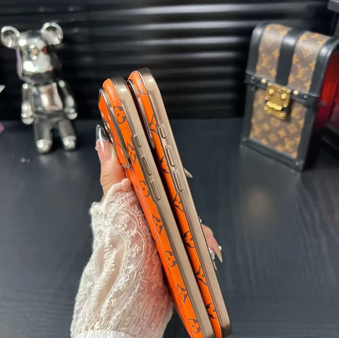 スマホケース  高級感オレンジ色の皮革製スマホケース   ダブルV    耐衝撃・防振性能に優れ、高級感あふれるスマホケースで、iPhone13~17 に対応