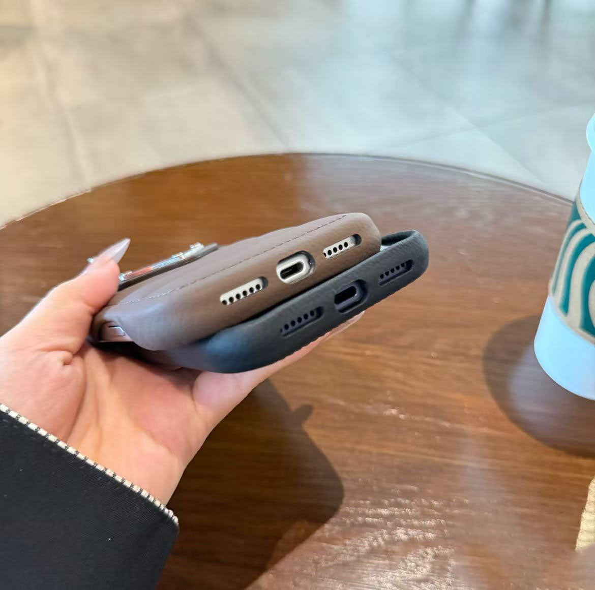 スマホケース  レザーエンボススマホケース   ダブルPRA**    耐衝撃・防振性能に優れ、高級感あふれるスマホケースで、iPhone12~17 に対応