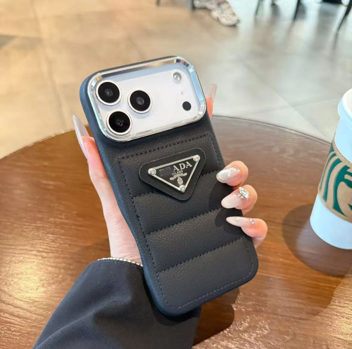 スマホケース  レザーエンボススマホケース   ダブルPRA**    耐衝撃・防振性能に優れ、高級感あふれるスマホケースで、iPhone12~17 に対応